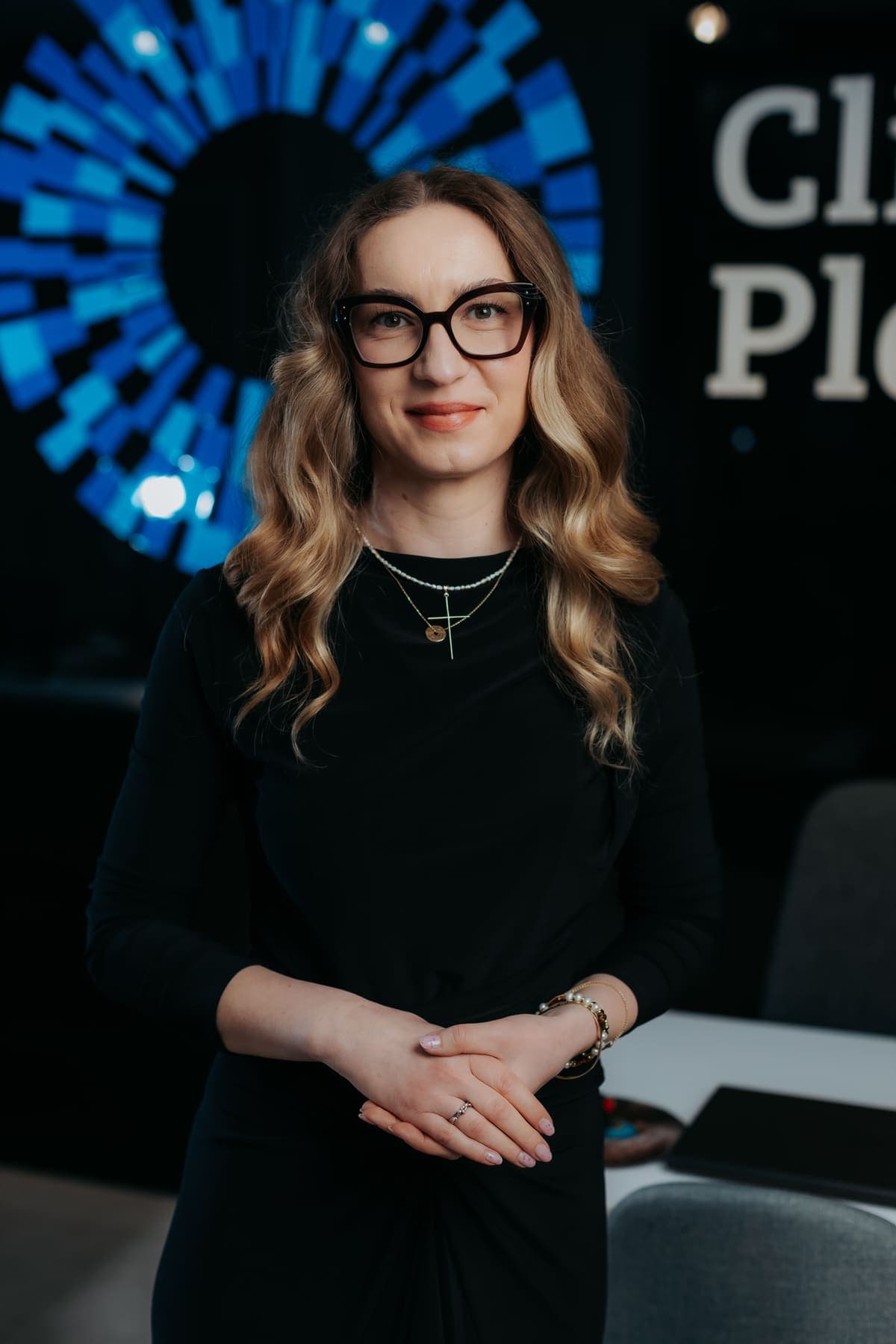 Membru al echipei medicale Platinum Optic, portret pe fundalul brandului