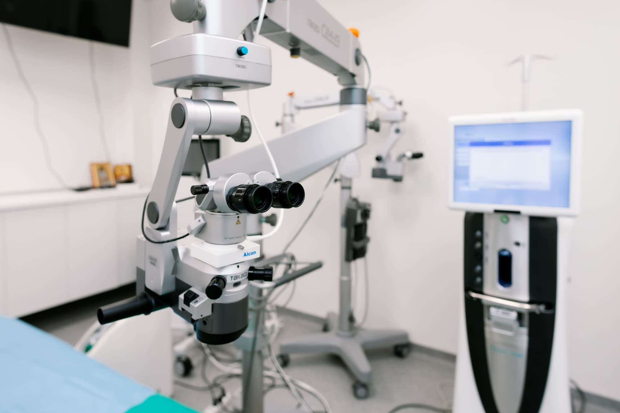 Microscop chirurgical oftalmologic în blocul operator Platinum Optic